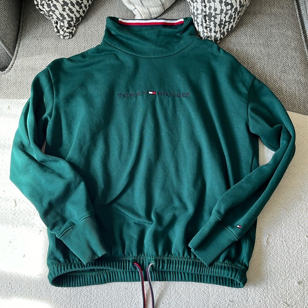 Emerald green Tommy Hilfiger sweater! Women’s XS. Loose turtle neck! Worn once!